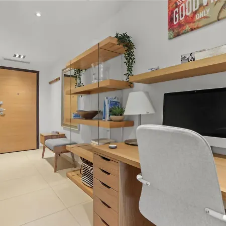 Chic & Modern 2 Bed In With Pool Access & Beach Proximity