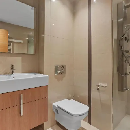 Chic & Modern 2 Bed In With Pool Access & Beach Proximity *