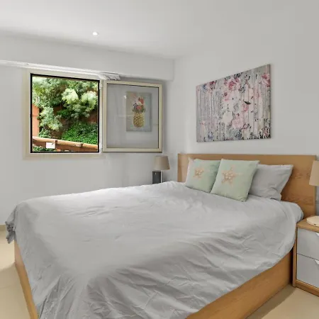 Chic & Modern 2 Bed In With Pool Access & Beach Proximity