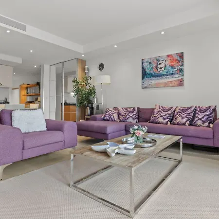 Chic & Modern 2 Bed In With Pool Access & Beach Proximity